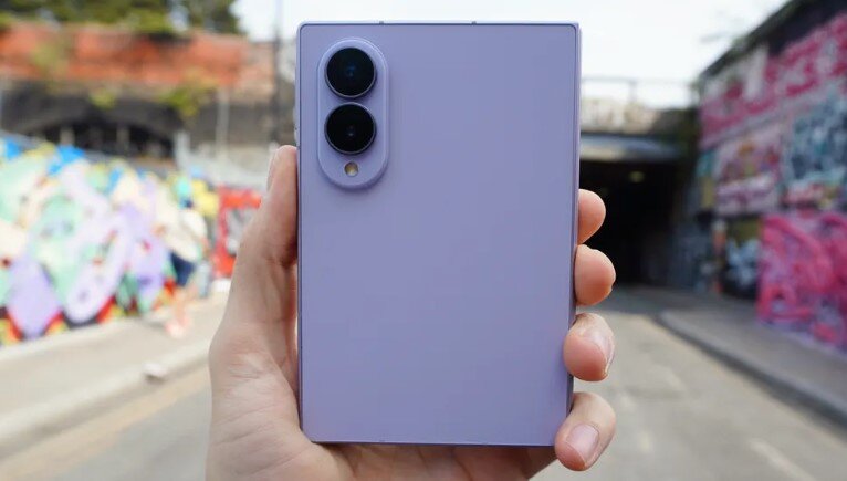 Galaxy Z Fold 8 màu tím.