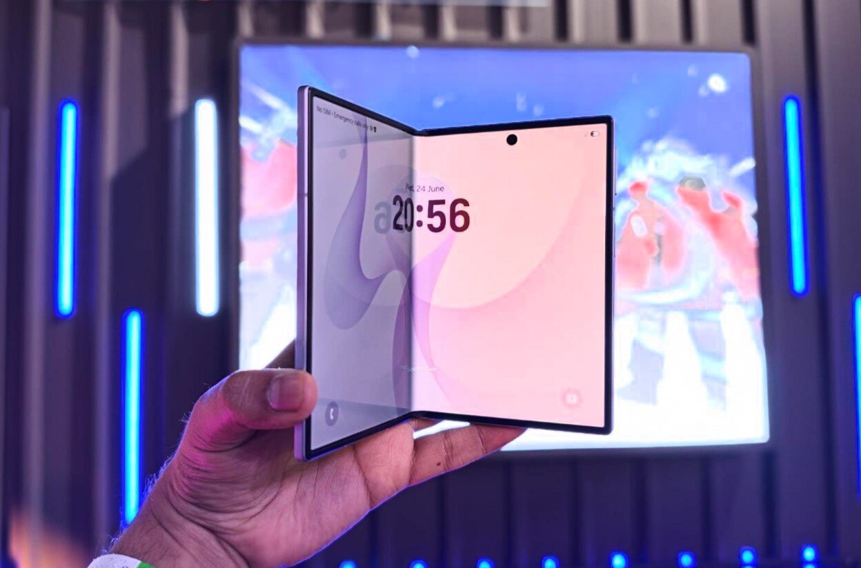 Galaxy Z Fold 8 khi mở ra.