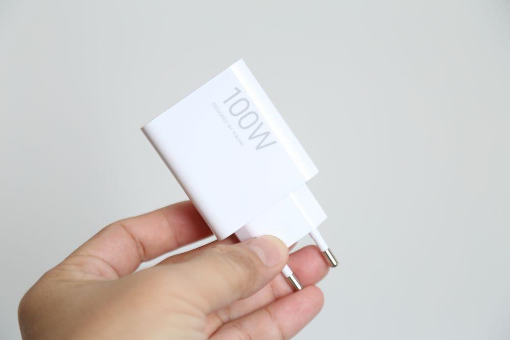 Củ sạc 100W đi kèm máy.