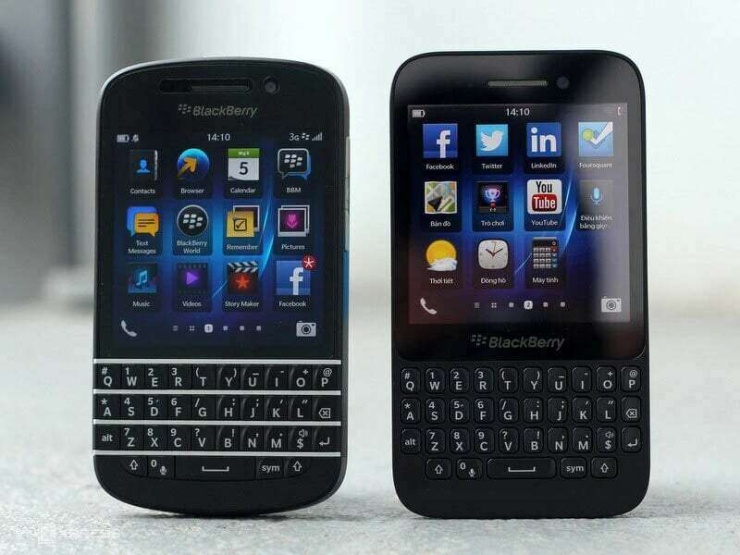 BlackBerry Q5 'đọ dáng' với đàn anh Q10 (trái). Ảnh: Tuấn Anh