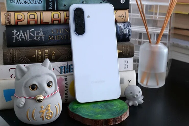 Mẫu điện thoại Samsung bền, pin lâu mà không “đau ví” đáng cân nhắc - 3