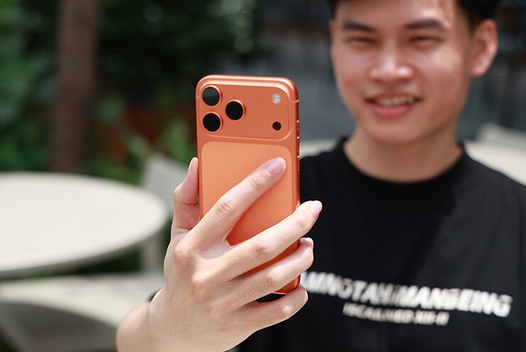 Nhiều yếu tố khác nhau khiến iPhone 17 Pro Max vẫn hút khách dù giá bán không giảm nhiều.