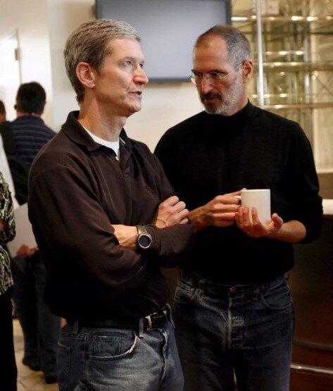 CEO Tim Cook (trái) và cố CEO Steve Jobs.
