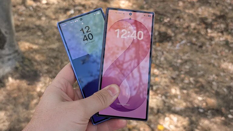 Màn hình của Galaxy Z Fold8 Ultra (màu hồng) sáng hơn.