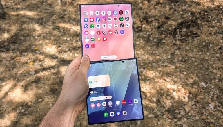 Màn hình của Galaxy Z Fold 8 Ultra (màu hồng) có nếp nhăn mờ hơn.