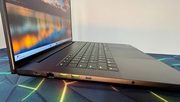 Razer Blade 18 có nhiều cổng kết nối.