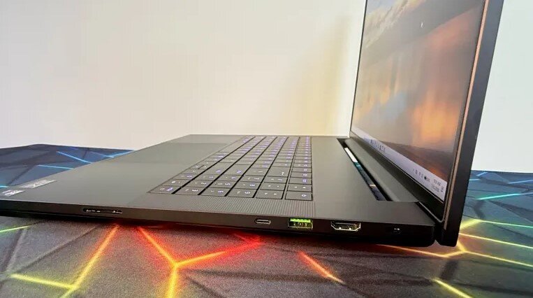 Razer Blade 18 không quá cồng kềnh.