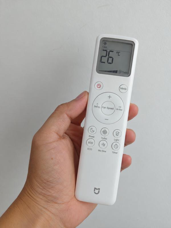 Remote màu trắng đồng bộ với điều hòa.