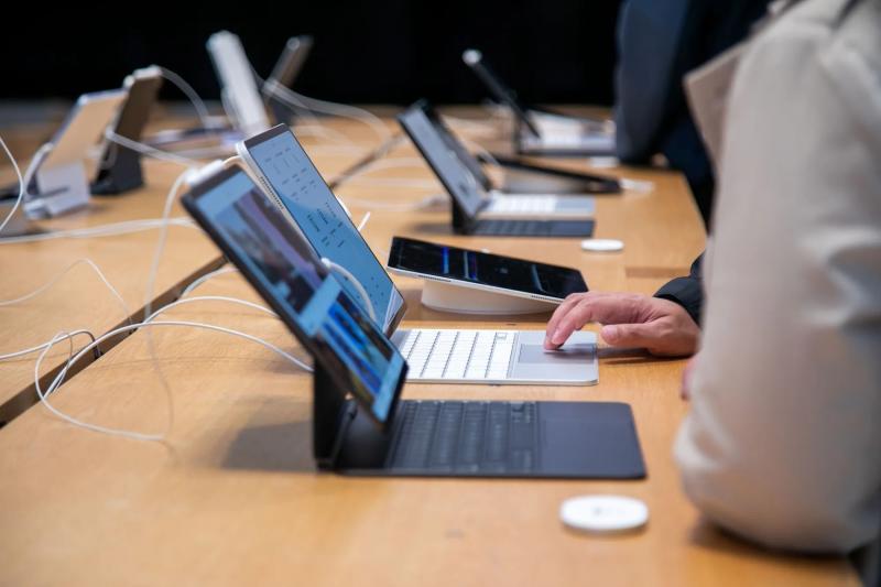 iPhone Duo ra mắt, giá bán iPhone Duo, MacBook Pro cảm ứng, iPad mini OLED, màn hình thông minh ảnh 2 iPhone Duo ra mắt, giá bán iPhone Duo, MacBook Pro cảm ứng, iPad mini OLED, màn hình thông minh ảnh 2