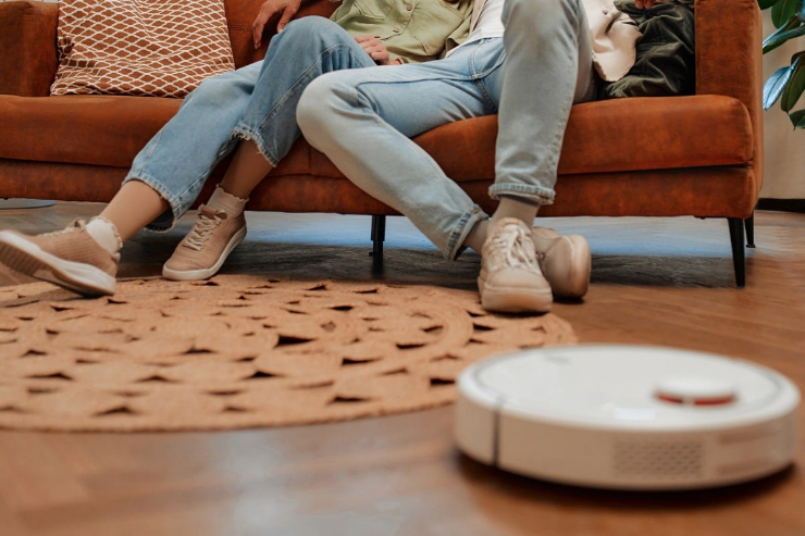 Dùng robot hút bụi bắt quả tang vợ ngoại tình.