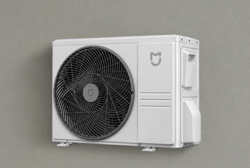 Dàn nóng khá cồng kềnh so với nhiều mẫu khác cùng công suất.