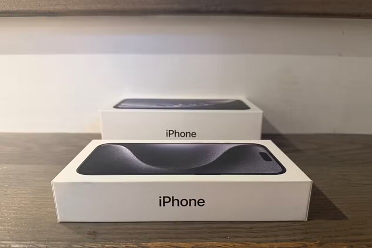 Hộp iPhone cũ (phía xa) và mới khác biệt về bề dày.