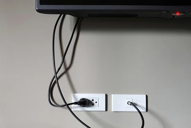 Những rủi ro khiến đặt TV trên kệ đôi khi tốt hơn treo lên tường - 3
