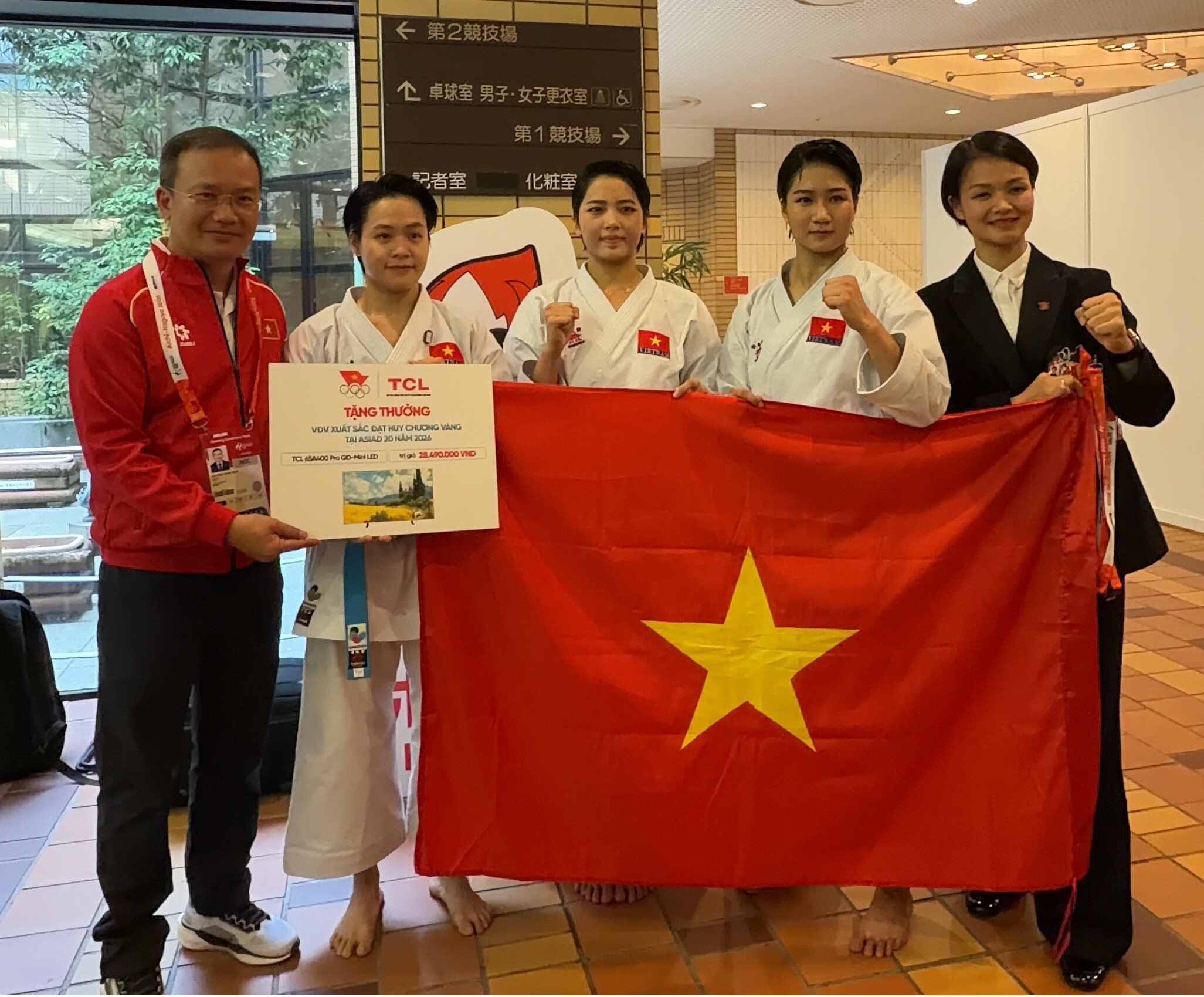 TCL tặng TV tri ân 3 vận động viên “mở hàng” HCV cho Thể thao Việt Nam tại ASIAD 2026 (Ảnh: Vietcontent)