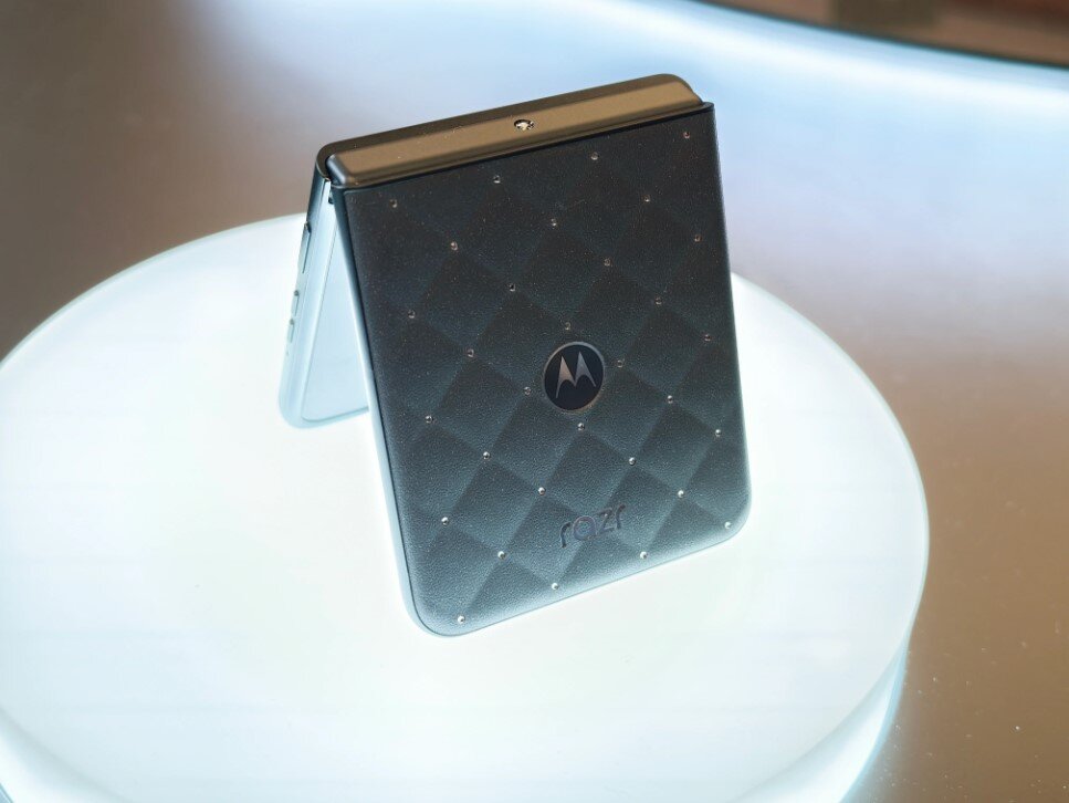 Phiên bản Motorola Razr 2026 đính pha lê Swarovski.