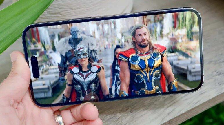 iPhone 18 Pro Max (trái) có&nbsp;Dynamic Island nhỏ hơn.