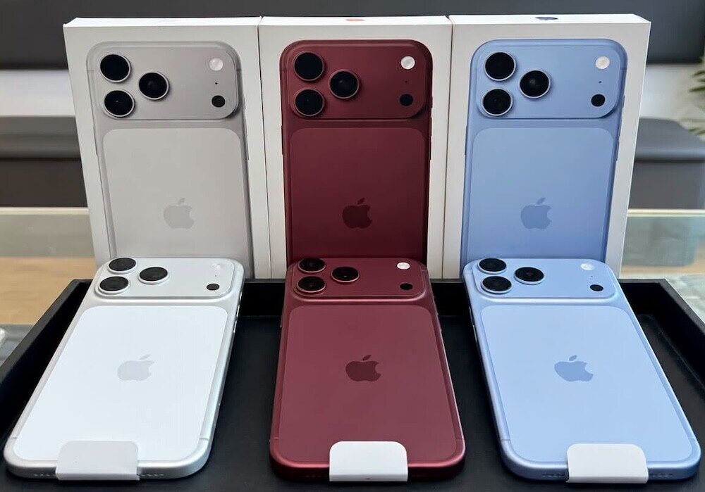 iPhone 18 Pro Max có màu mới so với trước là đỏ "burgundy" và băng thanh, trong khi màu bạc và đen là màu truyền thống.