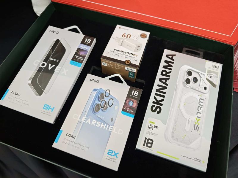 Một trong những bộ phụ kiện đi kèm dành cho iPhone 18 Pro Max, gồm dán màn hình và miếng bảo vệ camera sau của Uniq, ốp lưng Skinarma và củ sạc Mazer 60W. 