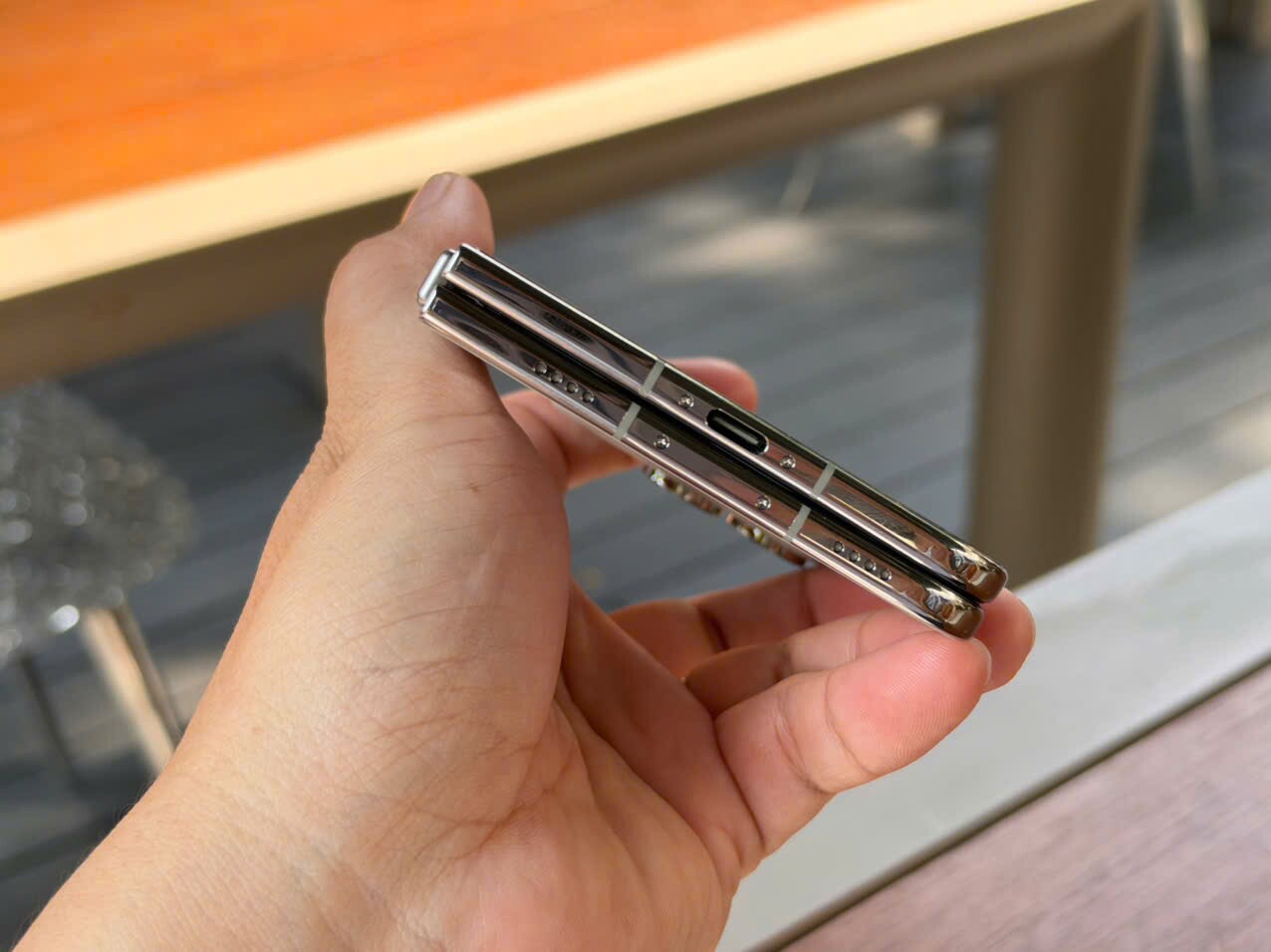 Cận cảnh iPhone Duo.