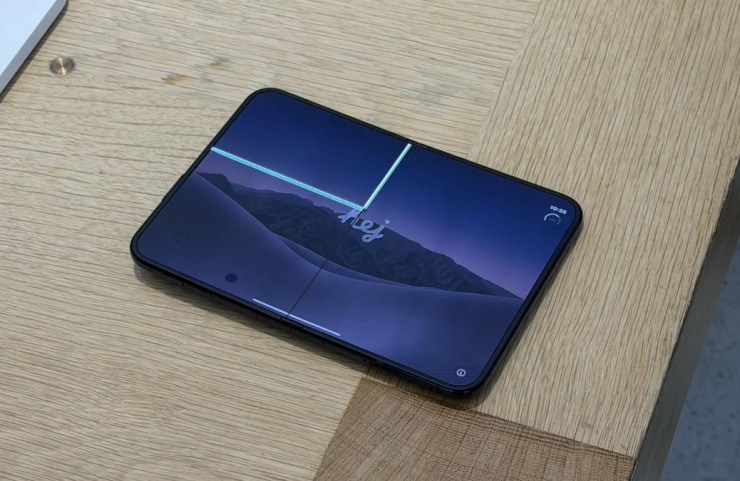 Một chiếc iPhone Duo bị hỏng tại một cửa hàng Apple ở Toronto. Ảnh: Reddit/PhoneArena