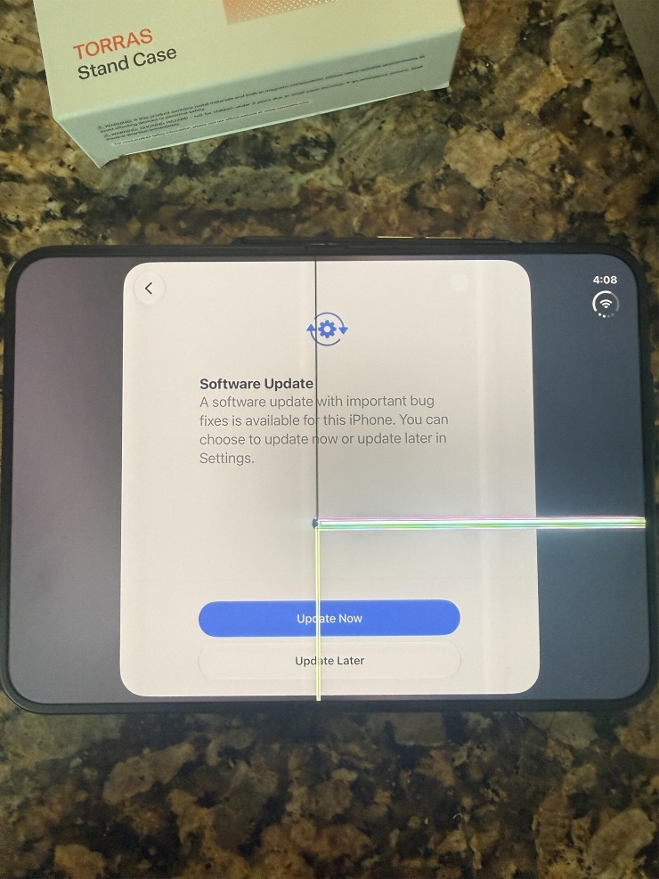 Chiếc iPhone Duo này đã hỏng màn hình ngay cả khi quá trình thiết lập ban đầu còn chưa hoàn tất. Ảnh: Reddit/PhoneArena