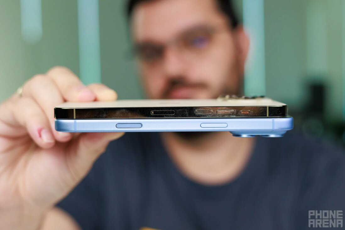 iPhone 18 Pro Max (bên dưới) nặng hơn.