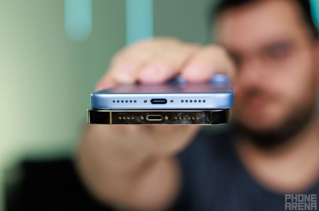 iPhone 18 Pro Max (trên) có pin lớn hơn.
