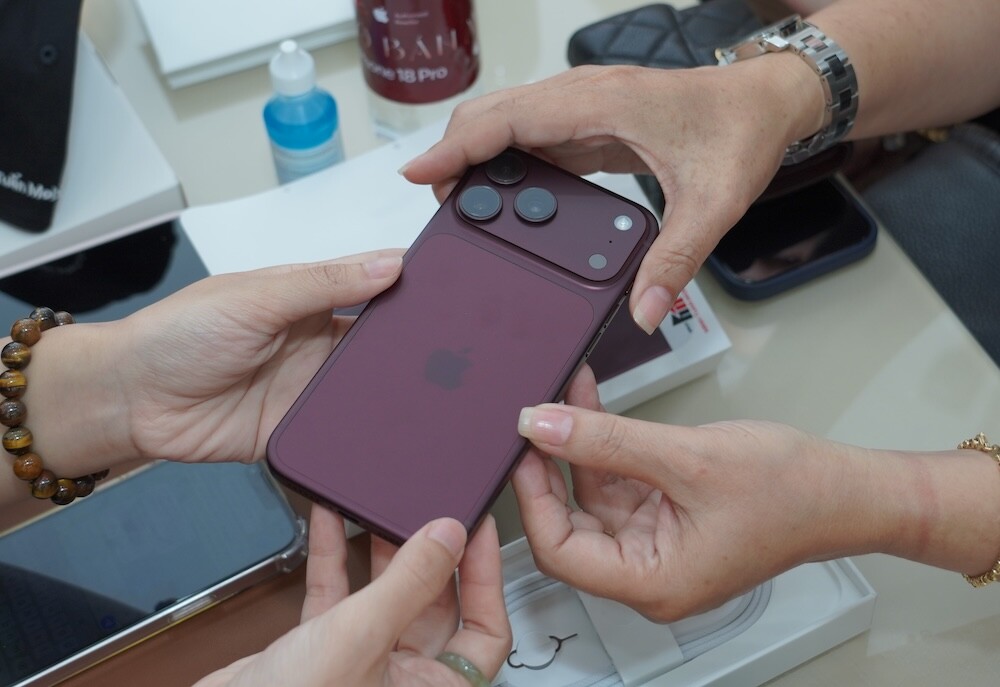 iPhone 18 Pro Max màu đỏ burgundy dù bị nhiều iFan chê nhưng cũng "cháy hàng" tương tự màu băng thanh.
