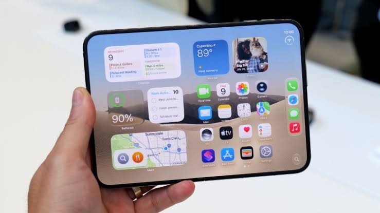 iPhone Duo là smartphone màn hình gập đầu tiên của Apple. (Ảnh: Engadget)